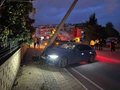 Aydınlatma direğine &ccedil;arpan otomobilin s&uuml;r&uuml;c&uuml;s&uuml; yaralandı
