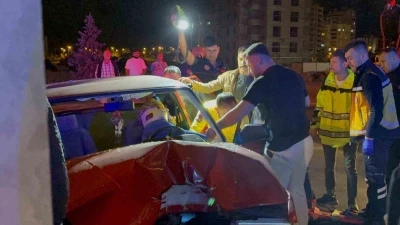 Aydınlatma direğine çarpan sürücü otomobilde sıkıştı: 3 yaralı
