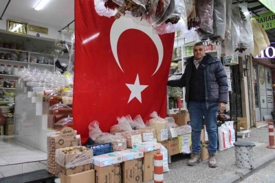 Aydınlı esnaftan &rsquo;5 metrelik&rsquo; bayrak tepkisi
