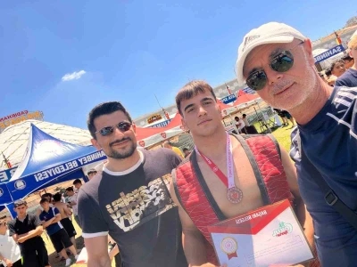 Aydınlı g&uuml;reş&ccedil;i T&uuml;rkiye &uuml;&ccedil;&uuml;nc&uuml;s&uuml; oldu
