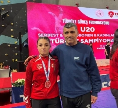 Aydınlı g&uuml;reş&ccedil;iler T&uuml;rkiye Şampiyonası&rsquo;ndan madalyalarla d&ouml;nd&uuml;
