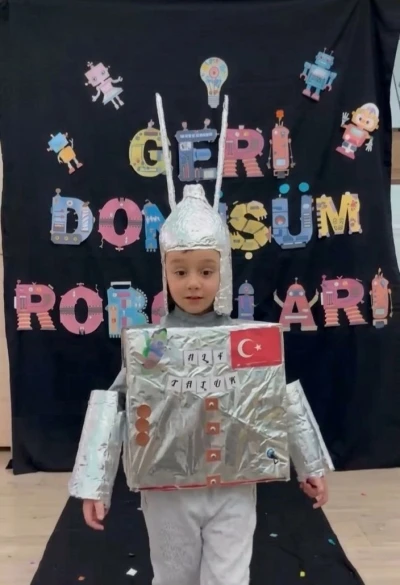 Aydıntepe&rsquo;de geri d&ouml;n&uuml;ş&uuml;m malzemeleriyle robot defilesi yapıldı
