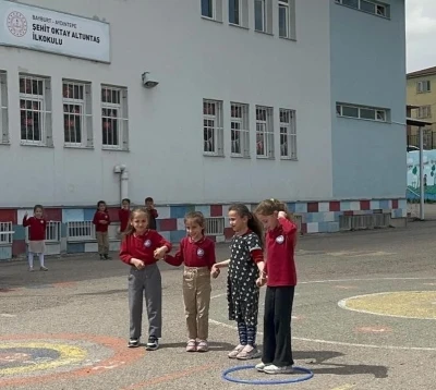 Aydıntepe&rsquo;de &ouml;ğrenciler yardımlaşmayı oyunla &ouml;ğrendi
