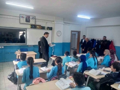 Aydıntepe Kaymakamı Bayram öğrencilerle derslere katıldı
