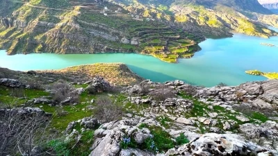 Ayı Nevruzu Gerger kayalıklarını renklendirdi
