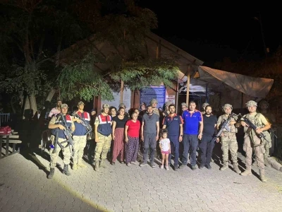 Ayılar nedeniyle mahsur kalan 6 kişilik aile kurtarıldı
