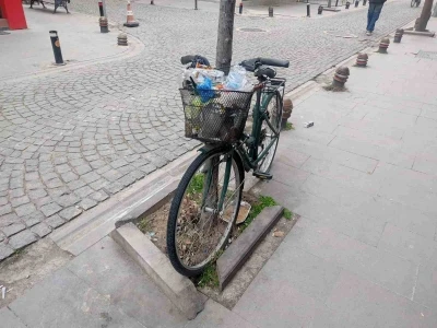 Aylardır ağaca kilitli duran bisikleti &ccedil;&ouml;p kutusuna &ccedil;evirdiler
