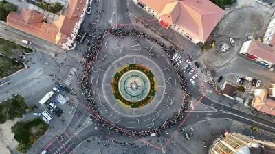 Aynı anda bin 58 kişi halay çekti, tarihi meydanda eşsiz görüntüler oluştu
