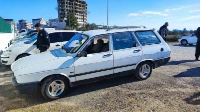 Aynı otomobil &uuml;&ccedil; kez hırsızların hedefi oldu: &Ouml;nce teybi sonra ak&uuml;s&uuml; ardından komple &ccedil;alındı
