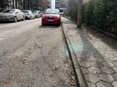 Aynı sokak &uuml;zerinden beş aracın camlarını kırıp hırsızlık yaptılar
