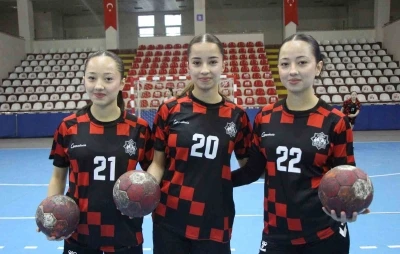 Aynı takımdaki hentbolcu &uuml;&ccedil;&uuml;zleri g&ouml;ren şaşırıyor
