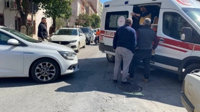 Aynı yerde 15 dakika ara ile kaza oldu, vatandaşlar duruma tepki g&ouml;sterdi
