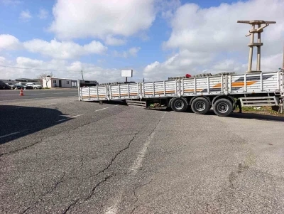 Ayrılan dorse yolu trafiğe kapattı
