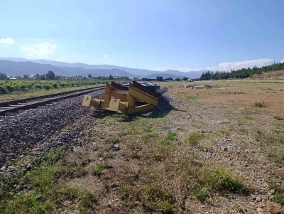 Ayrılan trenin vagonları hortuvara &ccedil;arparak devrildi