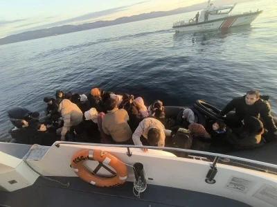 Ayvacık a&ccedil;ıklarında 37 ka&ccedil;ak g&ouml;&ccedil;men ile 1 g&ouml;&ccedil;men ka&ccedil;ak&ccedil;ısı ş&uuml;phelisi yakalandı
