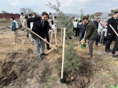 Ayvacık&rsquo;ta 1500 fidan toprakla buluşturuldu
