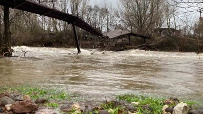 Ayvacık&rsquo;ta şiddetli yağış: &Ccedil;ay ve dere taştı, yollar ve tarım arazileri sular altında kaldı

