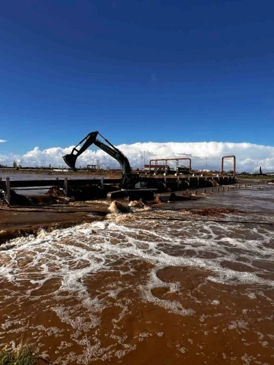 Ayvacık’ta taşan çay için çalışmalar devam ediyor
