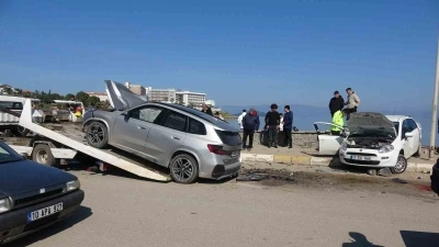 Ayvalık&rsquo;ta iki ara&ccedil; &ccedil;arpıştı 2&rsquo;si ağır 6 kişi yaralandı
