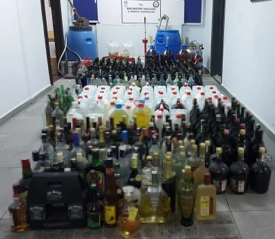 Ayvalık&rsquo;ta ka&ccedil;ak i&ccedil;ki ve uyuşturucudan 2 tutuklama
