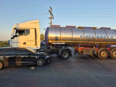 Ayvalık&rsquo;ta kavşakta tır ile otomobil &ccedil;arpıştı; 6 kişi hafif yaralandı
