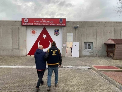 Ayvalık&rsquo;ta kendisini Emniyet M&uuml;d&uuml;r&uuml; olarak tanıtan şahsa operasyon
