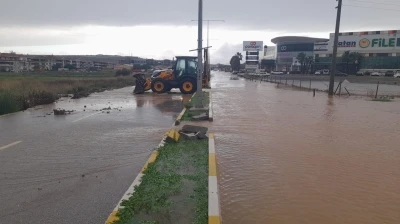 Ayvalık’ta metrekareye 105.3 kilogram düşen yağış hayatı felç etti
