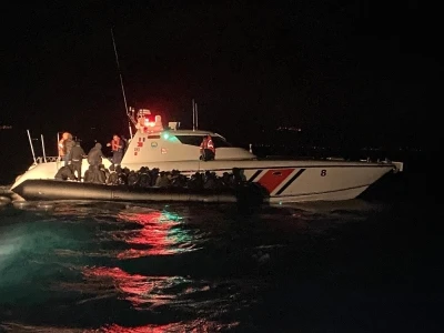 Ayvalık&rsquo;ta motoru arızalanan botla denizde s&uuml;r&uuml;klenen 39 g&ouml;&ccedil;men kurtarıldı
