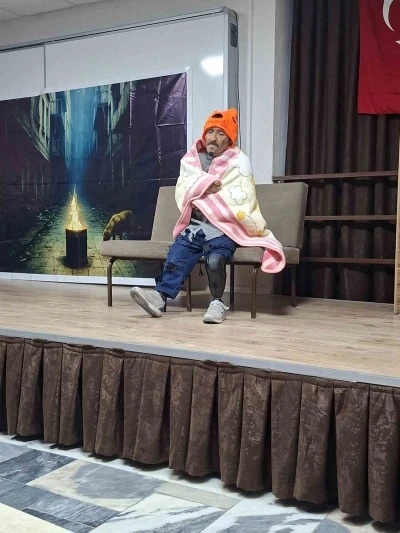 Ayvalıklı engelli oyuncudan &quot;Yalnız Bir Adamın Hikayesi&quot;
