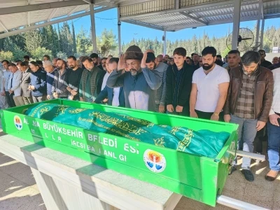 Baba, kazada ölen oğlunun cenaze namazını kıldırdı
