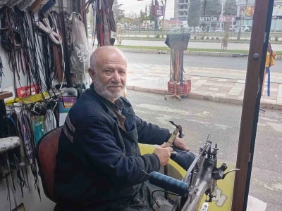 Baba mesleğini 45 yıldır s&uuml;rd&uuml;ren ustadan gen&ccedil;lere &lsquo;meslek &ouml;ğrenin&rsquo; tavsiyesi
