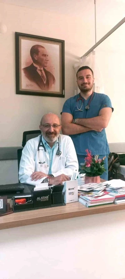 Baba oğul aynı hastanede görev yapıyor
