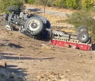 Baba oğul devrilen traktörde ağır yaralandı
