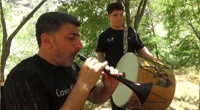 Baba-oğul her yaz memleketlerini gezerek davul-zurna çalıyor

