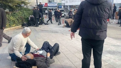 Baba ve 3 oğlu sokak ortasında silahla vuruldu: Yaralılardan 3&rsquo;&uuml;n&uuml;n durumu ağır
