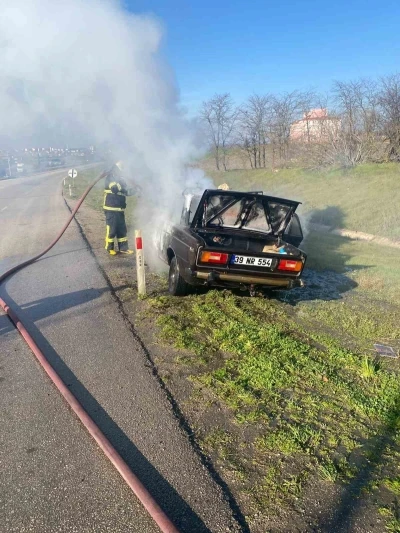 Babaeski&rsquo;de seyir halindeki otomobil alev aldı
