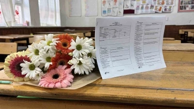 Babaları tarafından &ouml;ld&uuml;r&uuml;len kardeşlerin karneleri &ccedil;i&ccedil;eklerle sıralarına bırakıldı
