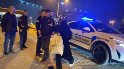 Babası kaputun &uuml;st&uuml;nde oturup polise direndi&hellip; Y&uuml;ksek sesle seyreden s&uuml;r&uuml;c&uuml;n&uuml;n aracı trafikten men edildi
