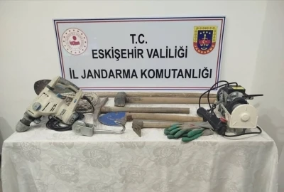 Babasına ait bahçede kaçak kazı yapan şüpheli yakalandı
