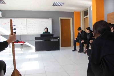 Babasına verdiği sözü vasiyet saydı: Öğretmen olup öğrencileri hayallerine kavuşturuyor
