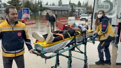 Babasını ameliyata g&ouml;t&uuml;r&uuml;rken yaptığı kazada oğlu yaralandı
