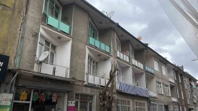 Babasını boğup &ouml;ld&uuml;rd&uuml;kten sonra cenazesiyle 1 g&uuml;n beklemiş
