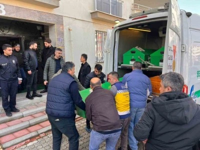 Babasını &ouml;ld&uuml;ren gen&ccedil;: "&Uuml;zerine atlayarak elimde bulunan bı&ccedil;akla boğazını kestim"