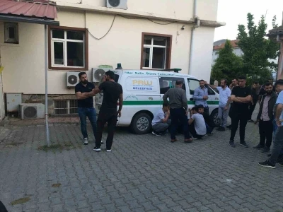 Babasını &ouml;ld&uuml;ren ve annesini yaralayan sanık &ccedil;ocuk mahkemede t&uuml;m detayları anlattı:
