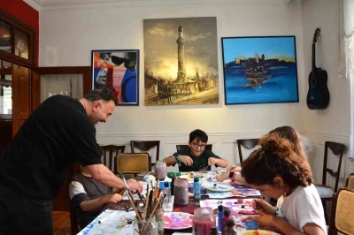 Babasının berber d&uuml;kkanında başladı, şimdi t&uuml;m ailesiyle sanat &uuml;retiyor
