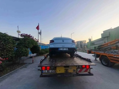 Babasının &ccedil;alıştığı iş yerine aracı ile zorla girmek istedi
