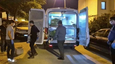 Babasının cesediyle 2 g&uuml;n aynı evde yaşadı
