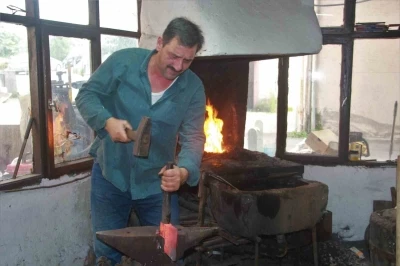 Babasının eline çırak olarak başladı, 38 yıldır ocak sönmesin diye çabalıyor
