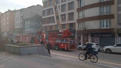 Bacada &ccedil;ıkan yangın sonucu cadde dumanla kaplandı
