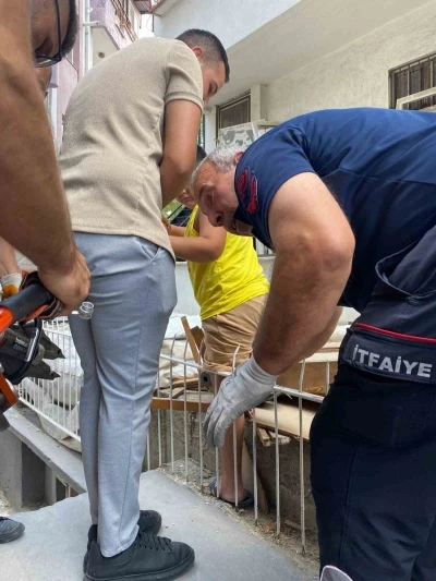 Bacağına saplanan demir korkulukla birlikte hastaneye kaldırıldı
